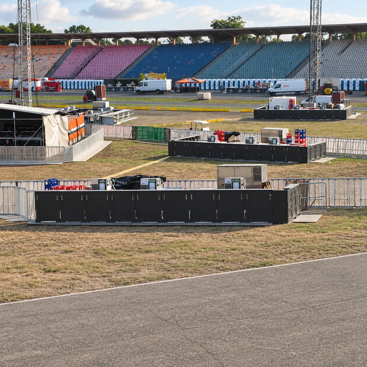 Overview of several bars set up with Mojo Bar Barriers on a festival site