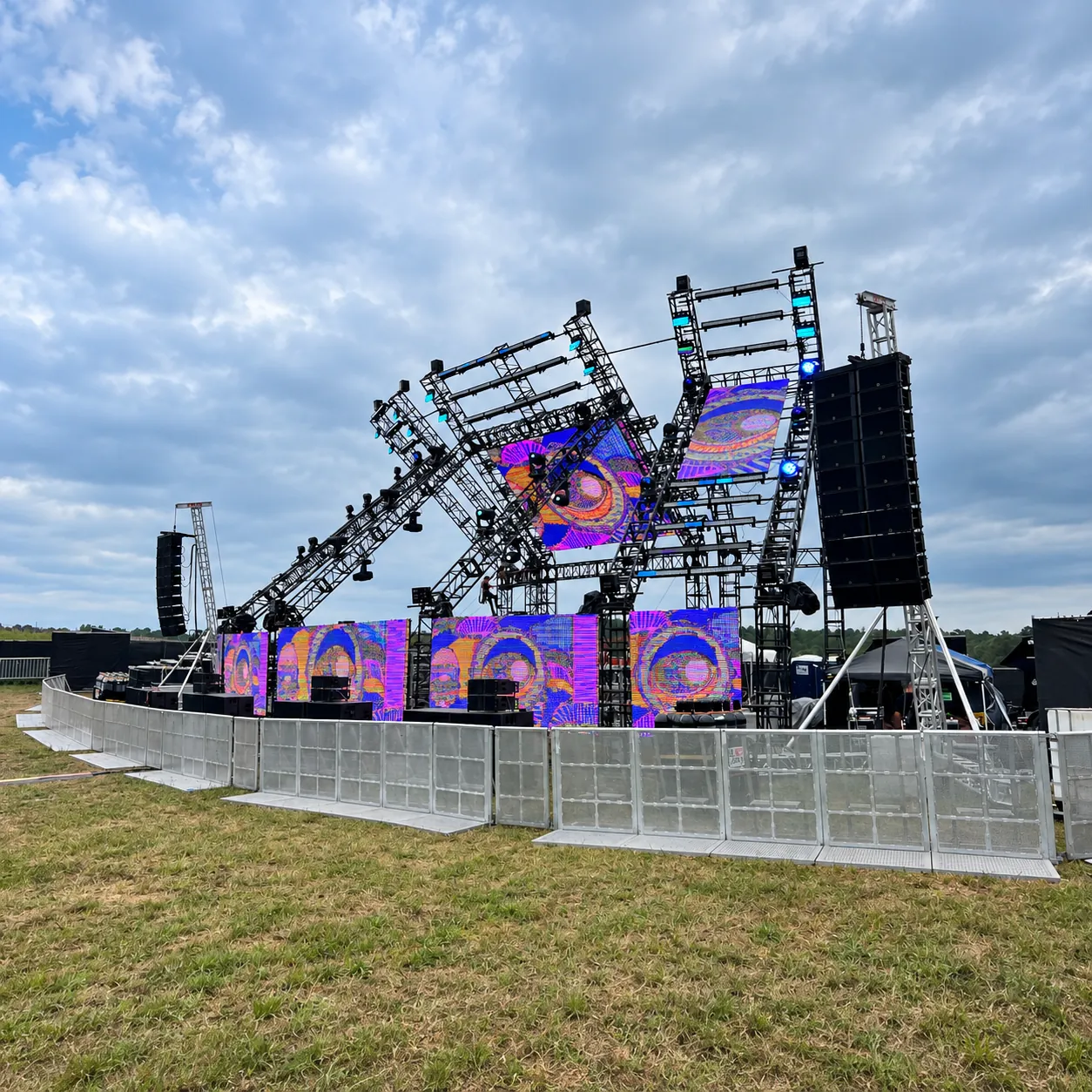 Aluminium Mojo Barrier line in front of an open-air DJ stage