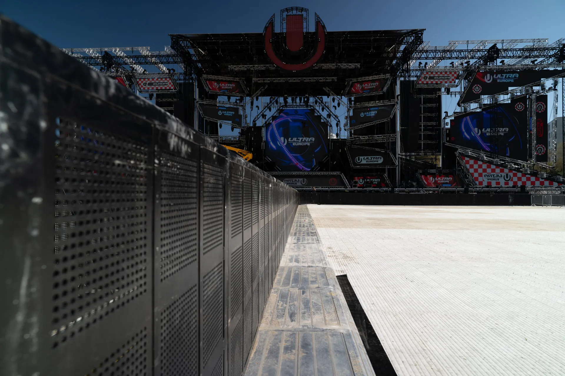Black Mojo Barriers in front of the main stage at Ultra festival