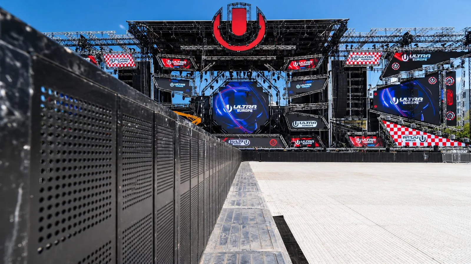 Black Mojo Barriers in front of a festival main stage