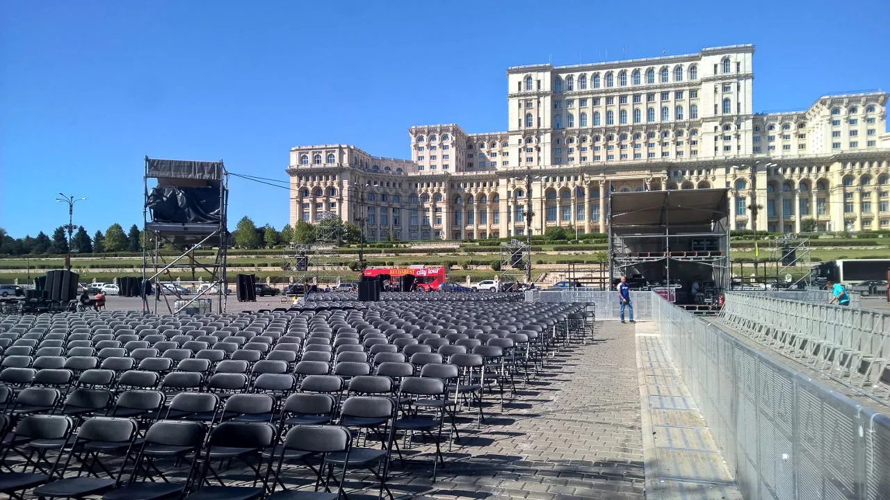 Aluminium Mojo Barriers beside the seating area of an official outdoor event