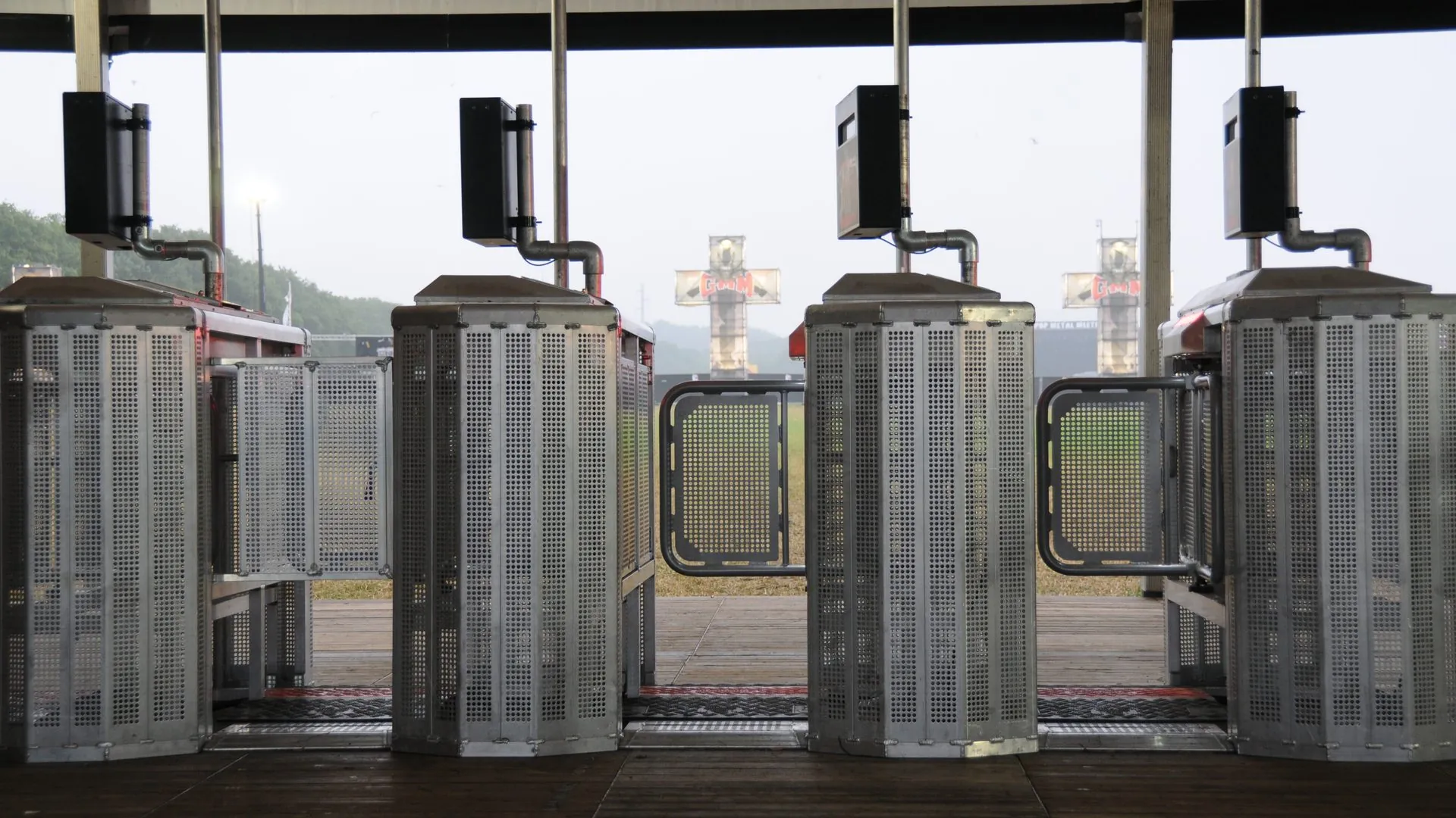 Mojo Gatekeeper lanes with ticket scanners